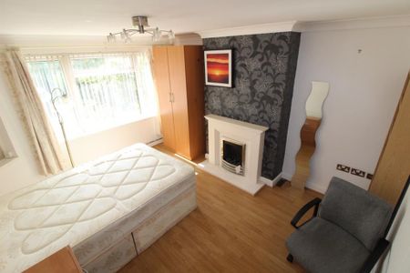 4 bedroom semi-detached house to rent - Photo 4