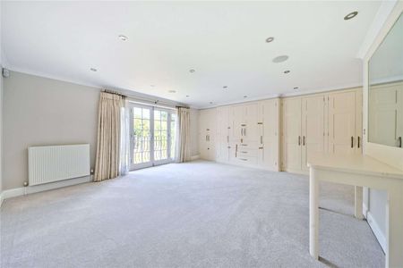 A well presented family home on an exclusive private road ideal for town and station. - Photo 2