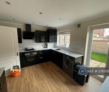 1 bedroom in a house share to rent - Photo 1