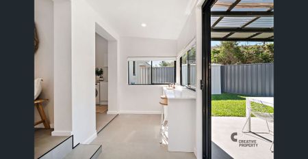 Newly renovated 3-bedroom coastal cottage - Photo 3