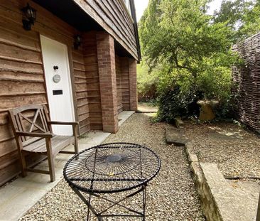 1 bedroom coach house to rent - Photo 1