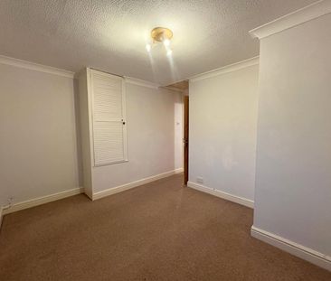 Purley Way, Frimley, Camberley, Surrey, GU16 - Photo 5