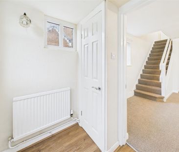 3 bedroom Semi-detached house to rent - Photo 2