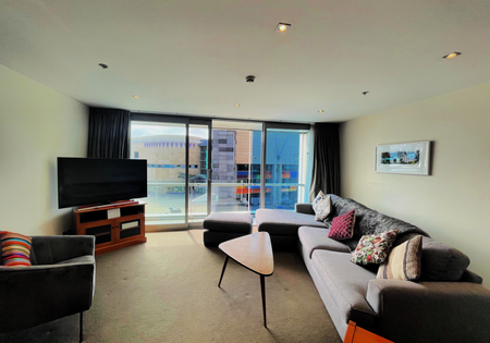 Three bedroom apartment with inner harbour views - Photo 4