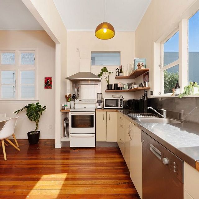 Sunny 4 Bedroom Home with Courtyard - Photo 1