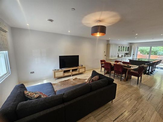 4 bedroom end of terrace house to rent - Photo 1
