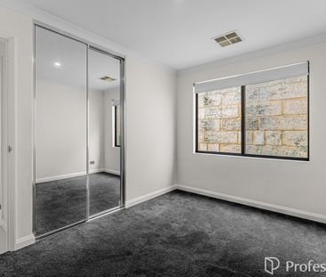 Modern comfort with room for everyone! - Photo 6