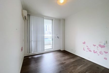 Spacious three bedrooms apartment with timber floor throughout and big balcony! - Photo 4