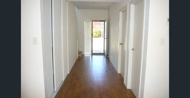 Stylish Townhouse - Fabulous location - close to shops, transport - seek long term quality tenant - Photo 1