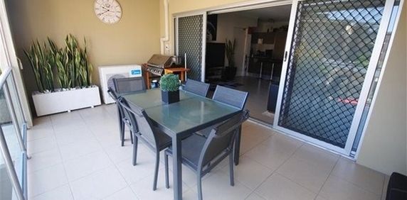 Fully-Furnished 2 bedrooms, 2 bathrooms, 1 car space, 2 balconies, Air Con, Pool, BBQ, Park, Security, Public Transport - Photo 2