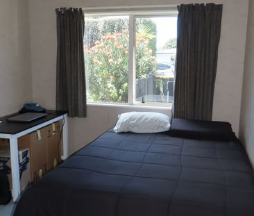 Comfortable Family Home close to everything - Photo 6