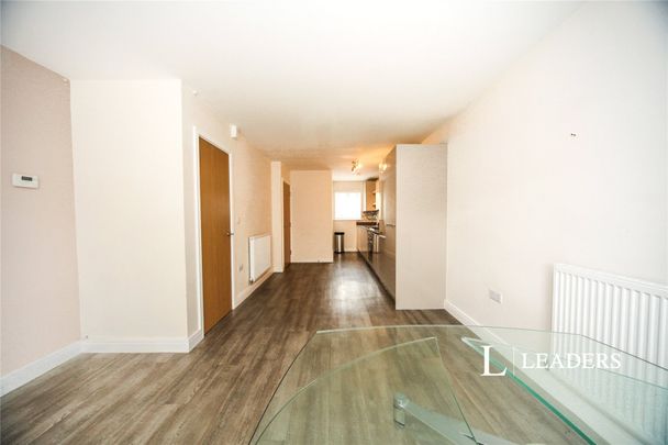 4 bedroom semi detached to rent Hazel Mead, LU5 - Photo 1