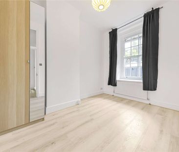 A modern two double bedroom apartment on the ground floor of this mansion block on Maida Vale. - Photo 4