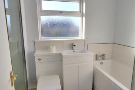 3 bedroom semi-detached house to rent - Photo 2