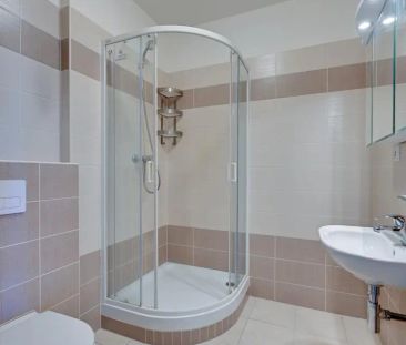 Pronájem krásného bytu o dispozici 1+kk s prostorným sklepem, ul. E... - Fotografie 4