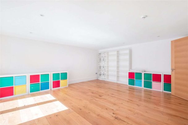 Fantastic family home benefitting from an annexe, off-street parking and a garage. - Photo 1
