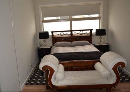 CONTEMPORARY HOME + SOLAR BATTERIES. Save Thousands in electricity per year. - Photo 5