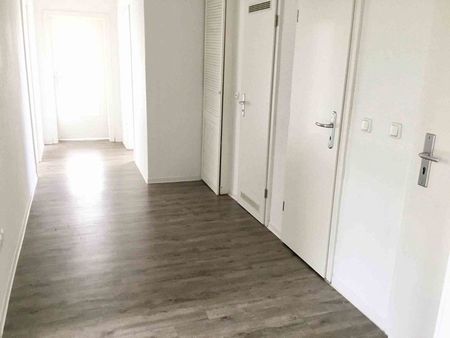 Schicke und großzügige 3-Zimmer-Wohnung mit Einbauküche und 2 Balkone - Foto 2