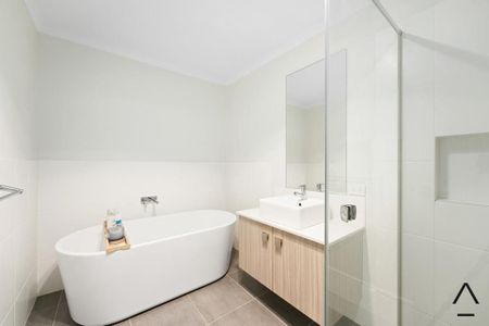 Modern Family Home in Oran Park - Photo 4