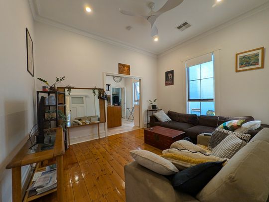 Charming 2-Bedroom Cottage with Modern Comforts in Prime Adelaide Location! - Photo 1