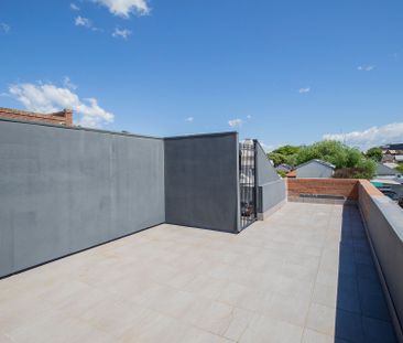 Oversized 2 Bedroom Apartment - Photo 1