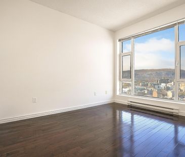 Le 400 Sherbrooke Ouest is located a few steps away from Montreal's... - Photo 3