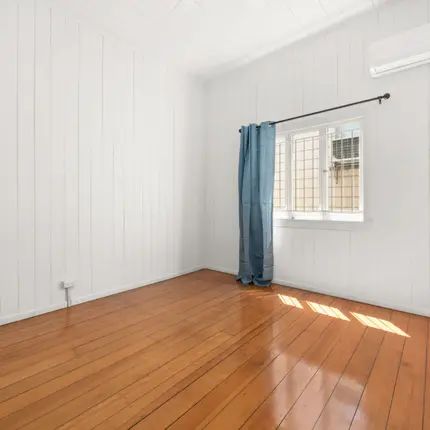 NEWLY FRESHENED HOME WITH DUAL STREET ACCESS&mldr; - Photo 4