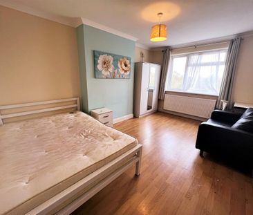 1 bedroom in a house share to rent - Photo 1