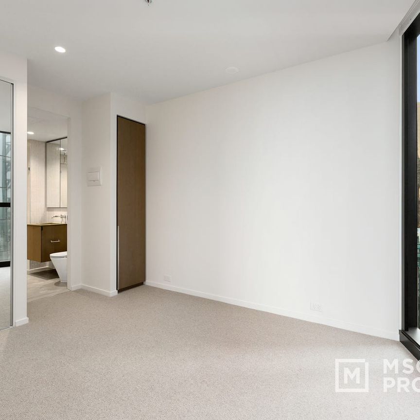 Bright 1-Bedroom Apartment with City Views - Photo 1