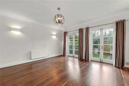 A stunning contemporary three bedroom family home with picturesque River Thames views, located only 0.7 miles from Hampton Court Palace. - Photo 2