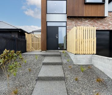 For rent is a luxurious, high-spec three-bedroom townhouse located ... - Photo 2