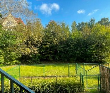 Hedendaags drieslaapkamerappartement met parkeerplaats, zonnige tuin en groot terras. - Photo 1