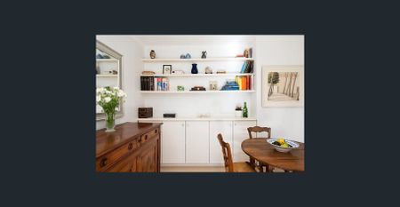 Private and beautifully renovated apartment with undercover security parking - Photo 2