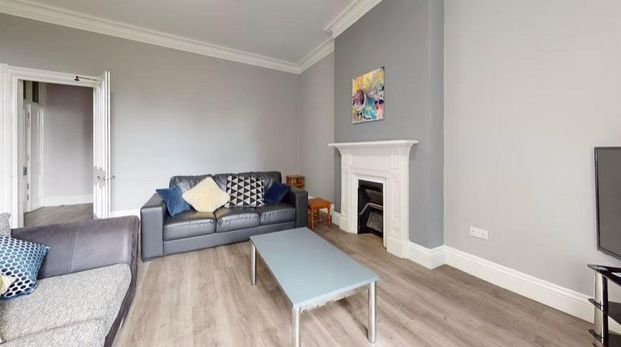 4 bedroom flat to rent - Photo 1