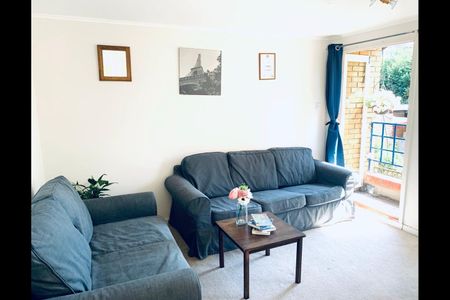 2 Bed Flat, St Johns Hill, SW11 - Photo 3