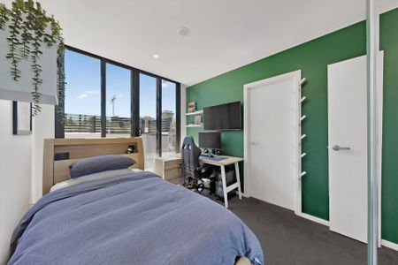 Spacious, secure and superbly located apartment living - Photo 4