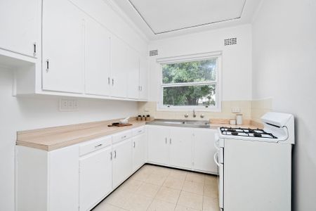 Ideal Family Living in Prime Location - Photo 4