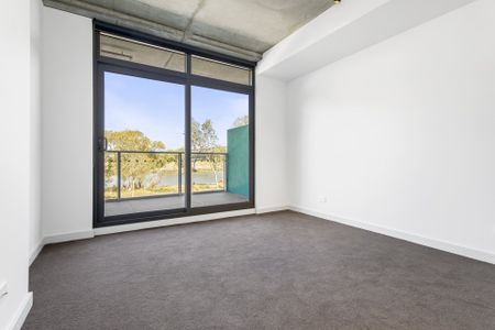 Style, Privacy, and Riverfront views - Photo 4