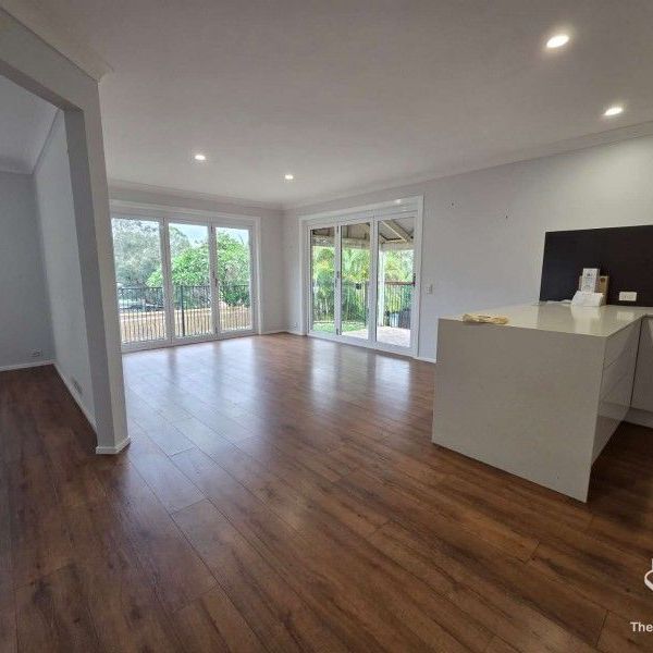 $1450/week - 5 Bedroom House - Photo 1