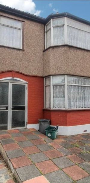 3 Bed Terraced House, Staines Road, IG1 - Photo 1