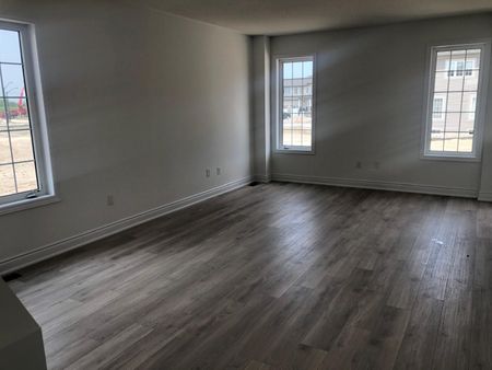 For Lease - 61 Central Square Boulevard, Wasaga Beach, Ontario - Photo 2