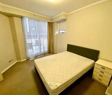 Modern Furnished 1-Bed + Study Next to UTS & Central Station - Photo 4