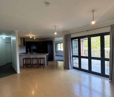 4 Bedrooms Stokes Valley - Photo 2