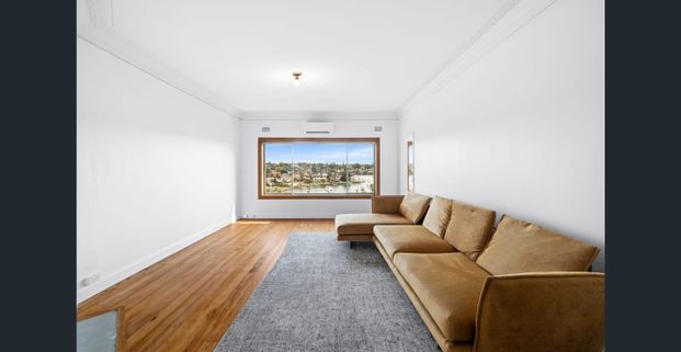 Art Deco 2 Bedroom Plus Study with Breathtaking Water Views - Photo 1