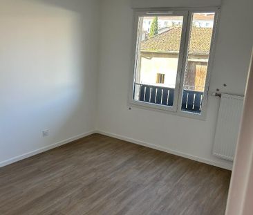 location Appartement T2 DE 40.38m² À RILLIEUX LA PAPE - Photo 2