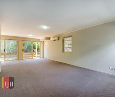 AIRCONDITIONED SPACIOUS 3 BEDROOM TOWNHOUSE IN GREAT LOCATION ! - Photo 1