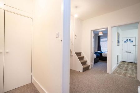 3 bedroom flat to rent - Photo 4