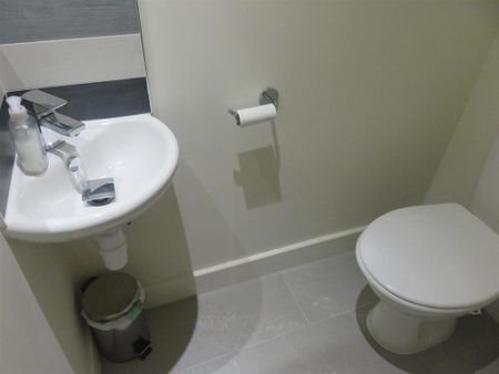 2 bedroom flat to rent - Photo 4