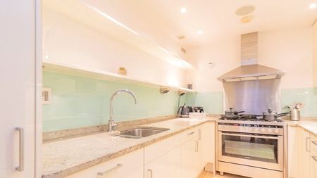 2 bedroom flat with 1 reception and 2 bathrooms in Young Street, W8 - Photo 5