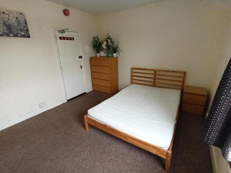 1 bedroom in a house share to rent - Photo 3